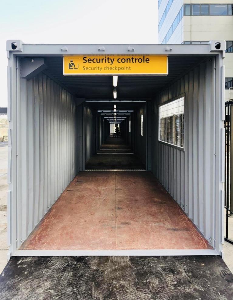 Tunnel van doorloopcontainers bij bouwplaats | CBOX Containers