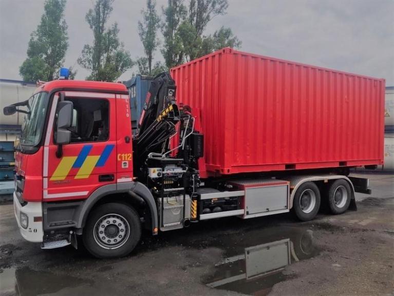 Rode container met slede op wagen | CBOX Containers